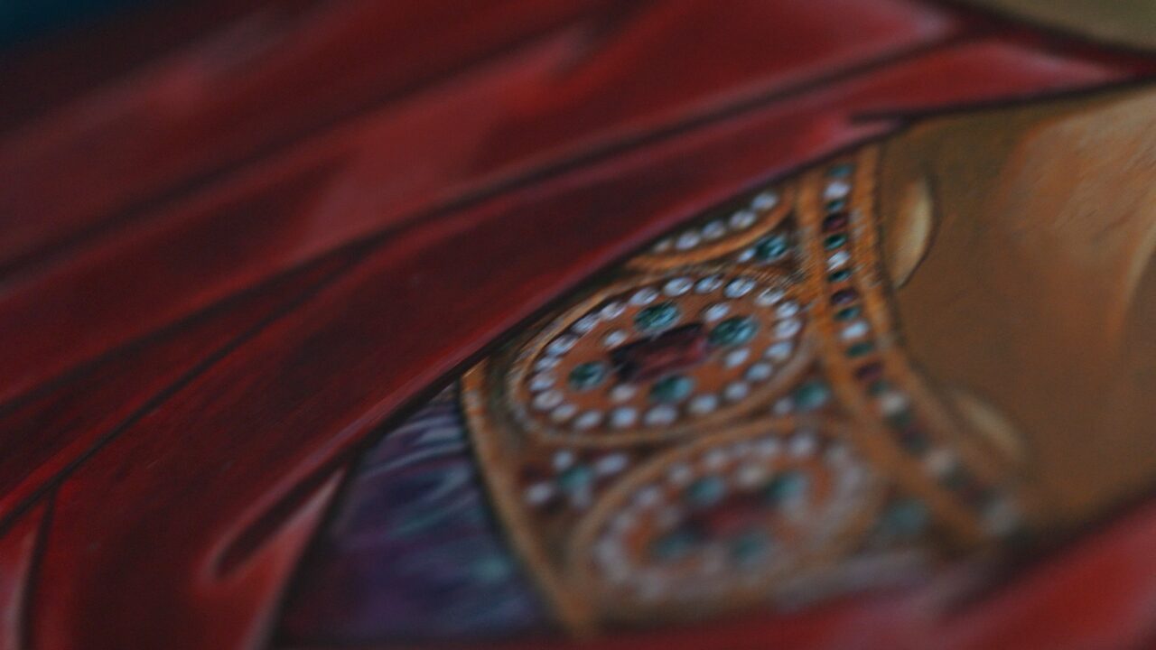 Macro: ornament on the shoulder piece of red robes