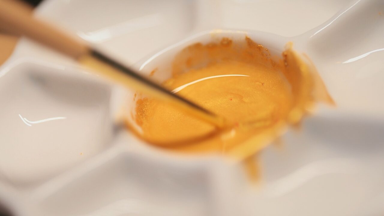 Pigment ground with egg yolk in a white dish